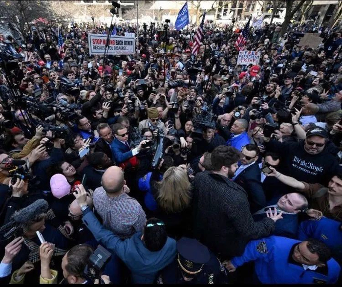 现场支持者和抗议者