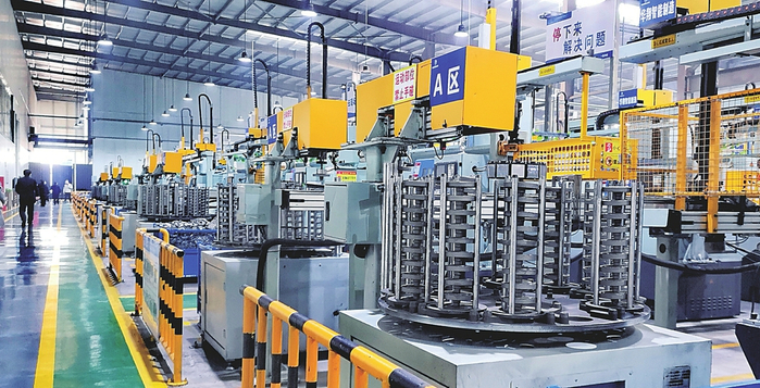 华翔智能制造产业园数字化智能制造车间一角。本报记者张文华摄