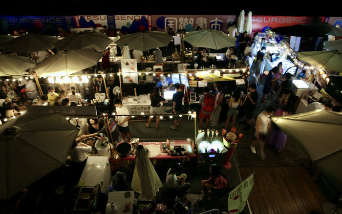 2020年8月9日，隆福寺文创园区，晚上前来的市民络绎不绝。李凯祥 摄