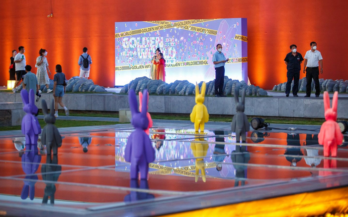 2022年7月17日，隆福寺，市民前来参观合影留念。新京报记者 王子诚 摄