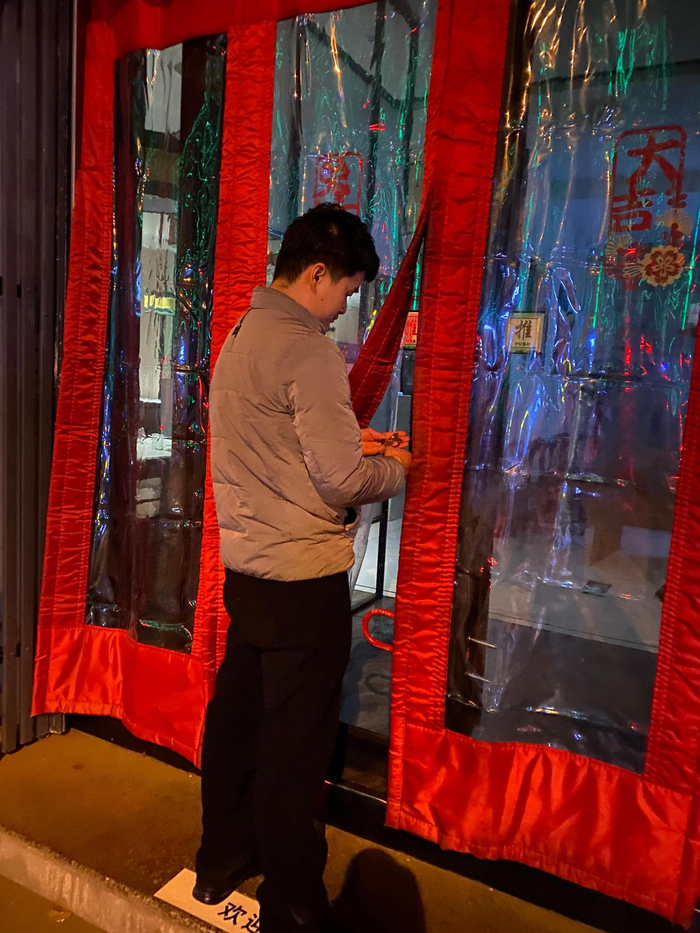 晚上十一点，检查完店里的水电，武俊伟准备下班。