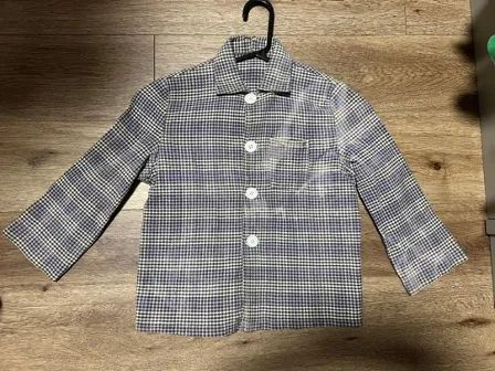 父亲为儿时的胡伟国缝制的小衬衫。