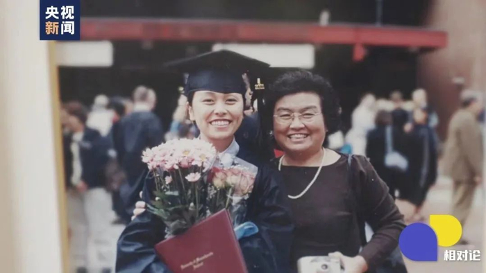 △梁雯（左）与母亲（右）