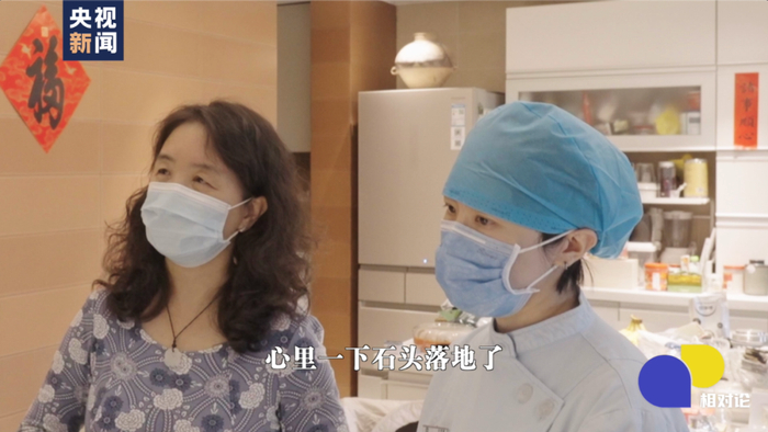 △邢玉静（左）与医护