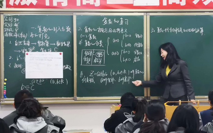 焦艳玲正在给学生上课。  受访者供图