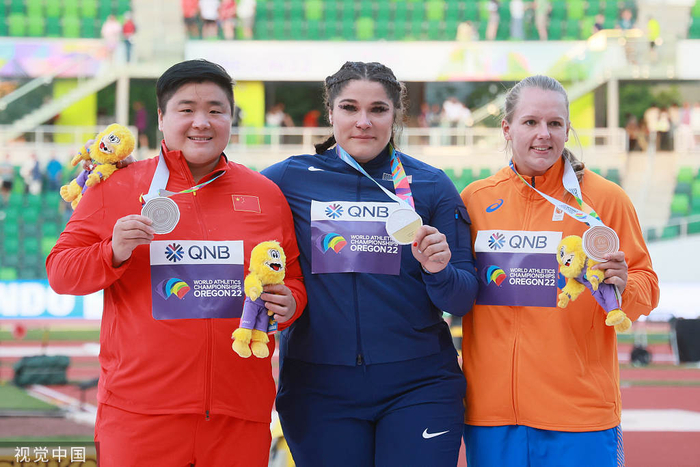 去年田径世锦赛，巩立姣拿下银牌。