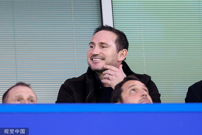 兰帕德重返斯坦福桥看台观战。