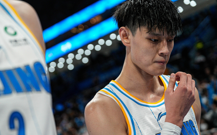 父母现场观赛，让带伤作战的曾凡博很有动力。  图/新华社