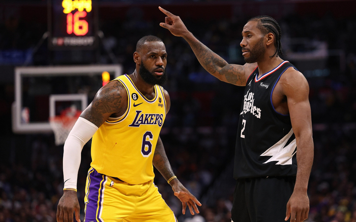 詹姆斯砍下33分难救主，莱昂纳德（右）领衔的快船6人得分上双。  图/视觉中国