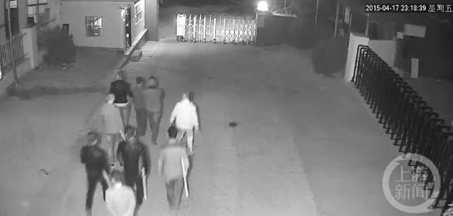 2015年4月某日晚，李世成指使手下持木棍前往一家食品公司对该公司董事长进行殴打。图片来源/视频截图