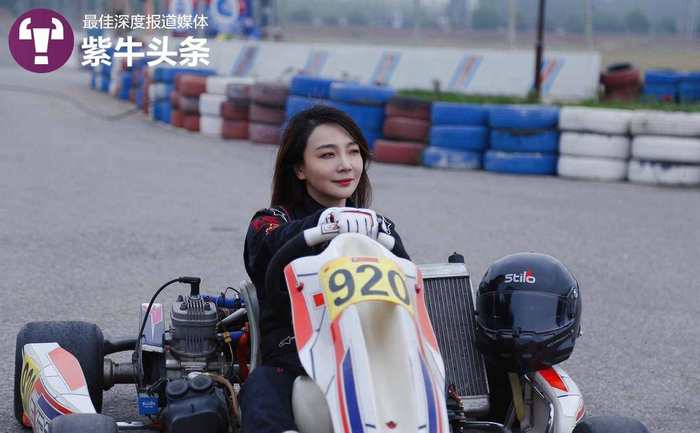 张岩在驾驶卡丁车