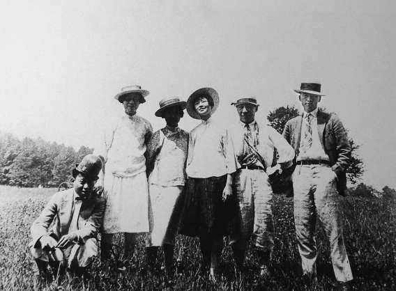 宾大部分中国学生合影，右一杨廷宝，右二陈植，右三林徽因（拍自清华大学艺术博物馆“栋梁”展）。 宝君 摄