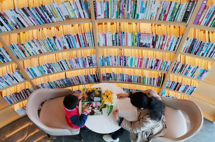 在湖南省永州市道县徐福桃花园小区图书馆里，家长带着孩子读书。何红福 摄