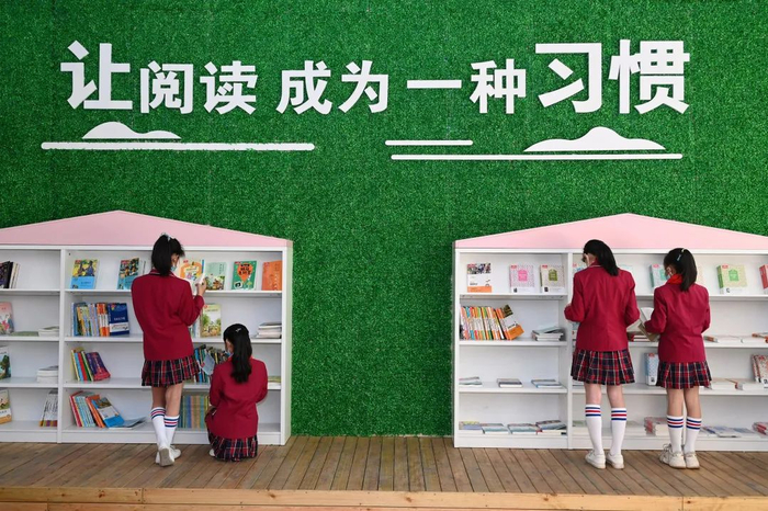 在四川省内江市东兴区实验小学，学生们利用课余时间在新建成的开放式书吧阅读自己喜欢的图书。兰自涛 摄