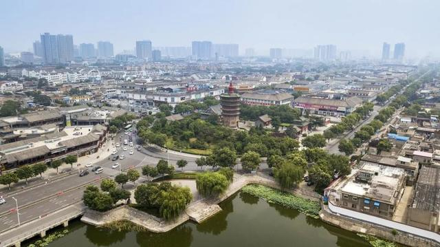 ▲绿荫环绕的安阳市文峰塔。（麻翛然 摄）