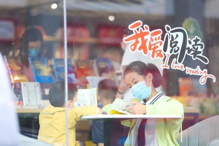 在浙江省湖州市德清县钟管镇“干山小镇农家书屋”，孩子们阅读自己喜爱的书籍，享受读书的快乐。王正 摄