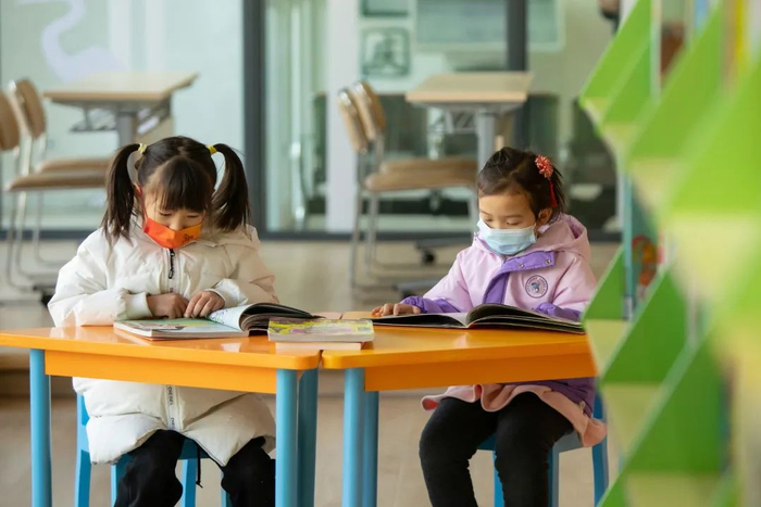 在山东省青岛市李沧区图书馆（金液泉路馆），小朋友正在专心阅读。张鹰 摄