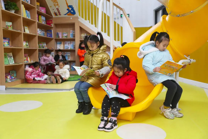 2022年1月10日，湖南省永州市新田县太子龙幼儿园，孩子们在图书角阅读课外书籍。刘贵雄 摄