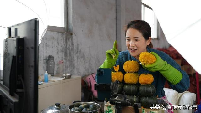 女主播在直播间里向消费者展示贝贝南瓜。（薛童/摄）