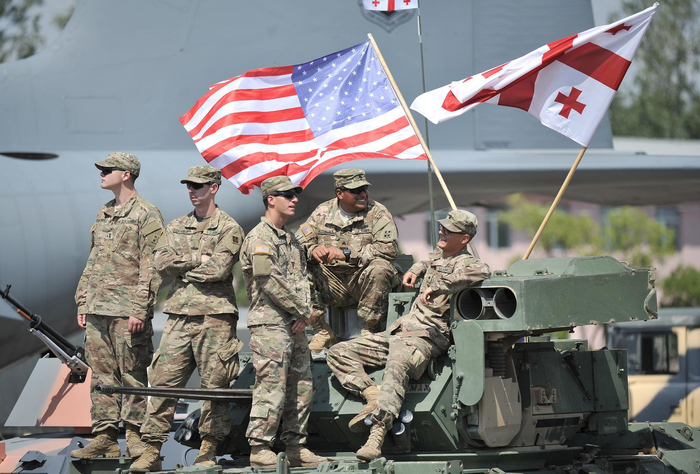 ▲美军士兵在格鲁吉亚某空军基地参加军演。图/新华社