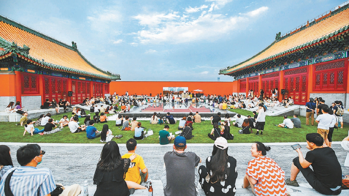 隆福文化中心将传统建筑和现代设计结合呈现，成为京城知名文化活动空间。本报记者 邓伟摄