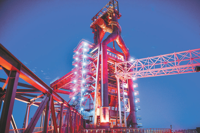 经过改造的首钢三高炉成为京西一处别具特色的活动场所，夜晚亮起红色灯光后更添科幻色彩。本报记者 邓伟摄