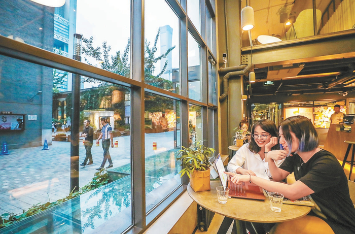 扎根CBD核心区的郎园Vintage，已成为创意办公、艺术体验、时尚消费的文化空间。本报记者 武亦彬摄