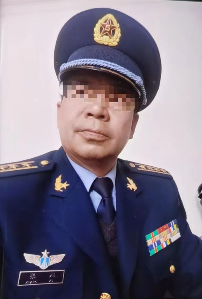  老张的“军官照”。图源：大理公安