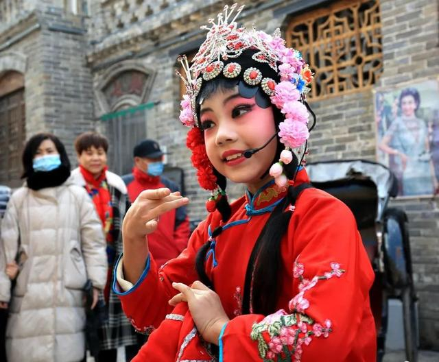 ▲在安阳古街表演的豫剧小演员。（鲍伟 摄）
