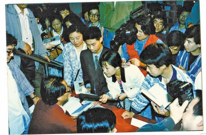 1995年，陈忠实在新华书店钟楼书店签售时的场景