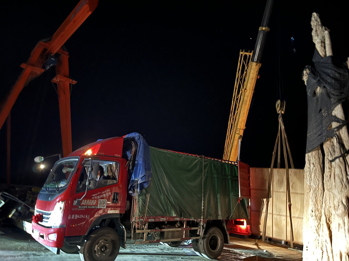  2022年9月18日晚上，嫌疑人启用吊车转移制假设备。图源：大理公安