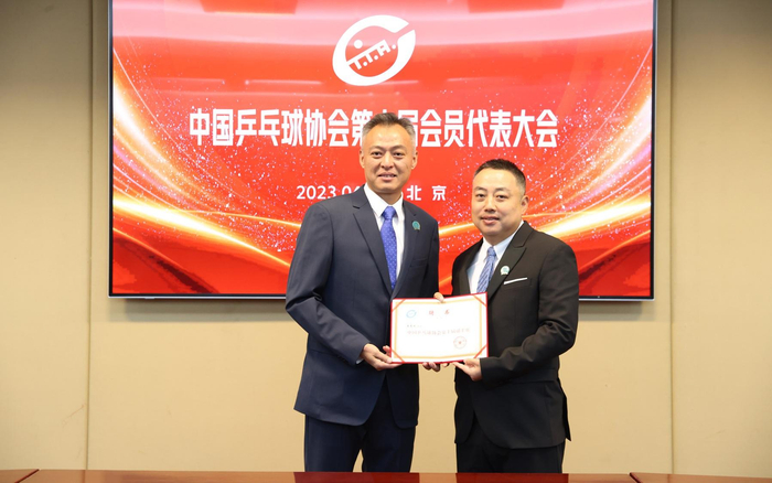 刘国梁和原中国男兵主教练、新当选的协会副主席秦志戬（左）合影。  中国乒乓球协会供图