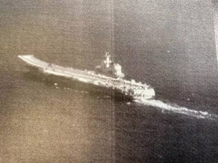 台防务部门发布的解放军山东舰航母编队图片