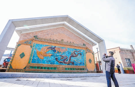 园区内的琉璃影壁引来不少游客打卡。