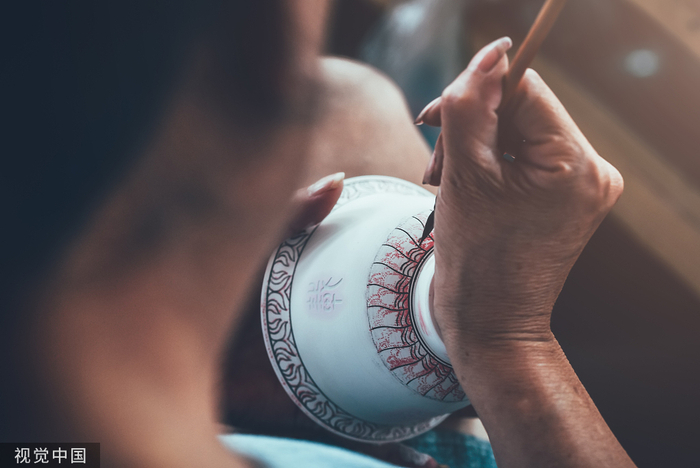 瓷器的手绘工艺 视觉中国资料图