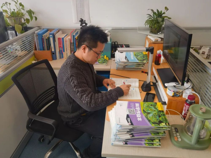 老师在高清拍摄仪下批改作业，作业会实时上传到系统进行分析 殷晓圣 摄