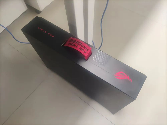 它现在还静静地躺在我工位的桌子下面