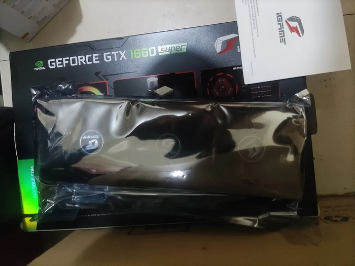 双风扇款卖断了货，厂商换了个三风扇款，勉强塞得进机箱