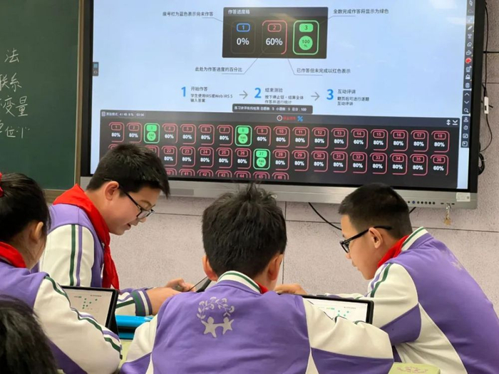 学生用平板做随堂测验，大屏幕上显示每人的作答进度 袁秋岳 摄
