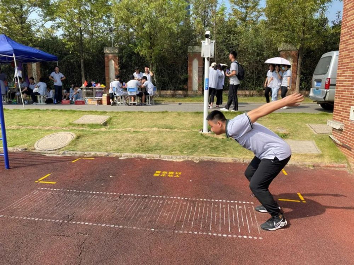 智慧操场设备可实时检测学生跳远数据