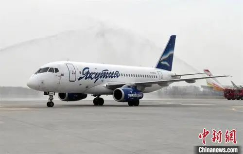 哈尔滨机场以“过水门”民航最高礼遇迎接首航航班。　仇建　摄