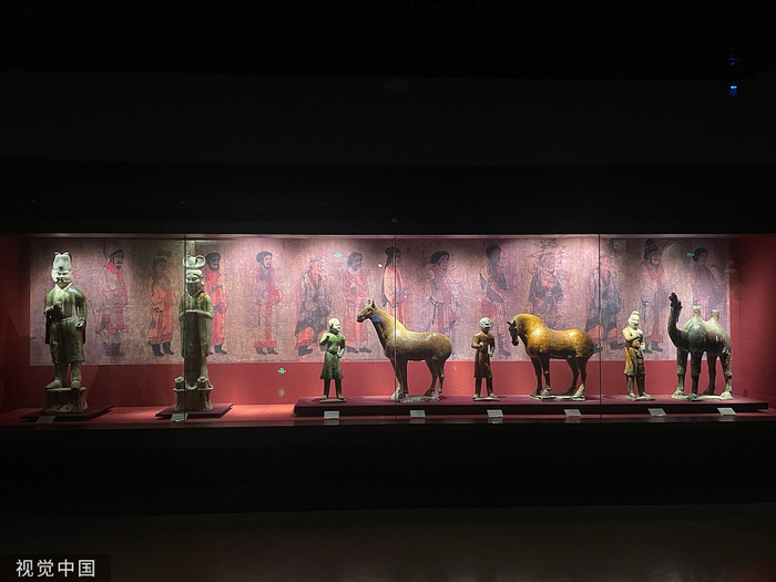 2023年3月31日，兰州，甘肃省博物馆展出唐三彩。