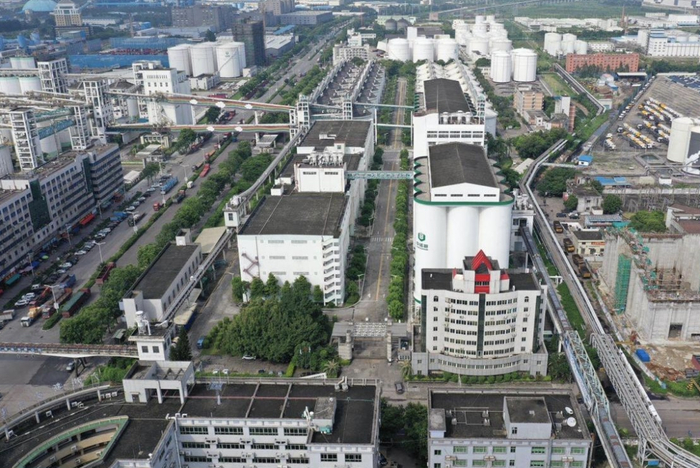 图为港口传输带和输油管直通粮企