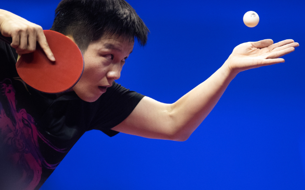 ▲樊振东希望球迷见证运动员樊振东的成长，而不去关注赛场外普通人樊振东的日常。  资料图/新华社