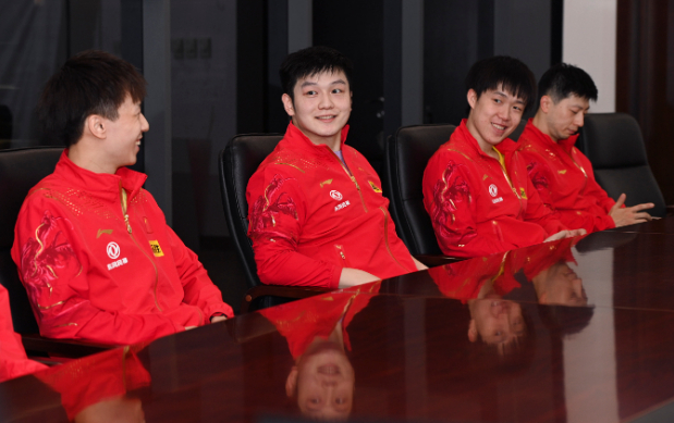 ▲樊振东和国乒队友在新闻发布会上。  图/新华社 