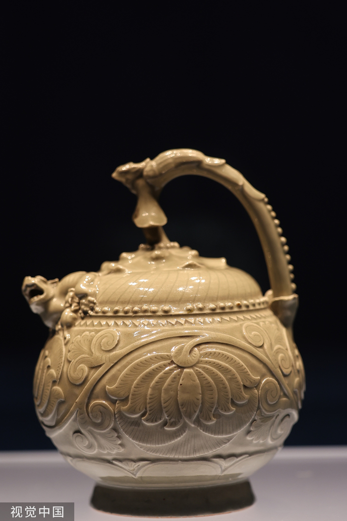 陕西历史博物馆展出：五代，青瓷提梁倒灌壶。