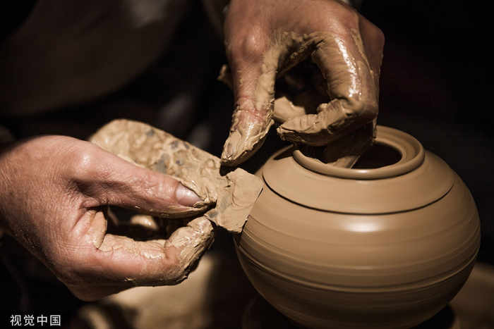 拉胚工艺 人民视觉资料图
