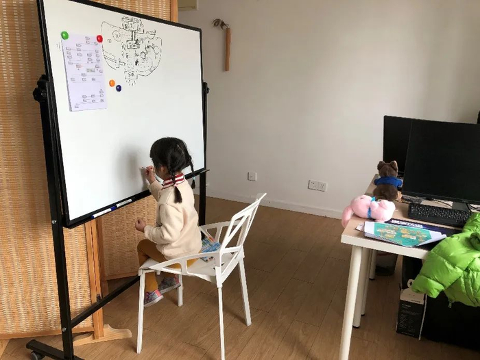 宇添的女儿和工作室的一角