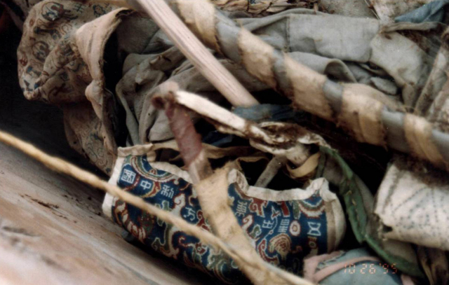 △第8号墓出土“五星”织锦情况