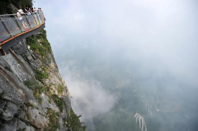 张家界天门山风景区玻璃栈道。图/视觉中国